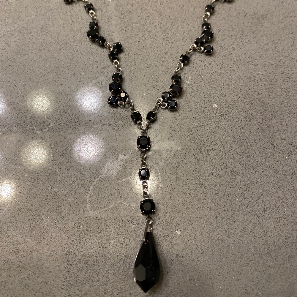 Cache matching necklace and earrings